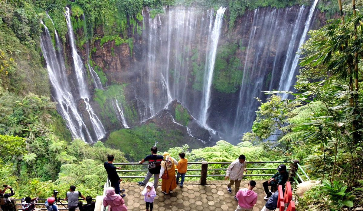 VIRAL! Pesona Air Terjun Tumpak Sewu Bikin Traveler Rela Datang Jauh-Jauh